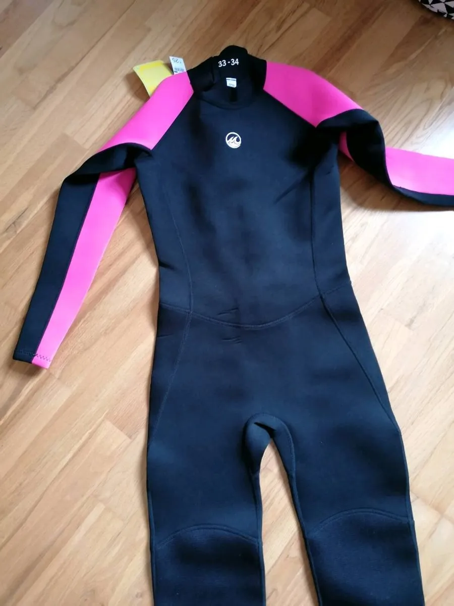 Full length wet suit NEW size 33-34 - Image 1
