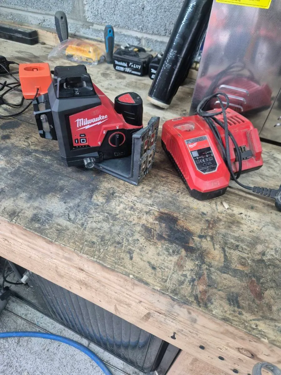 Milwaukee M12-3PL 360° 3-plane la - Image 1