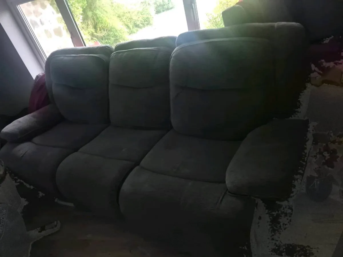 recliner 3 and seater and x2 chairs