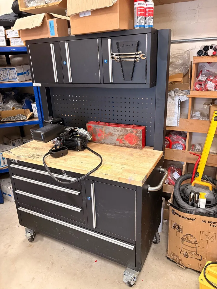 Portable tool bench - Image 1