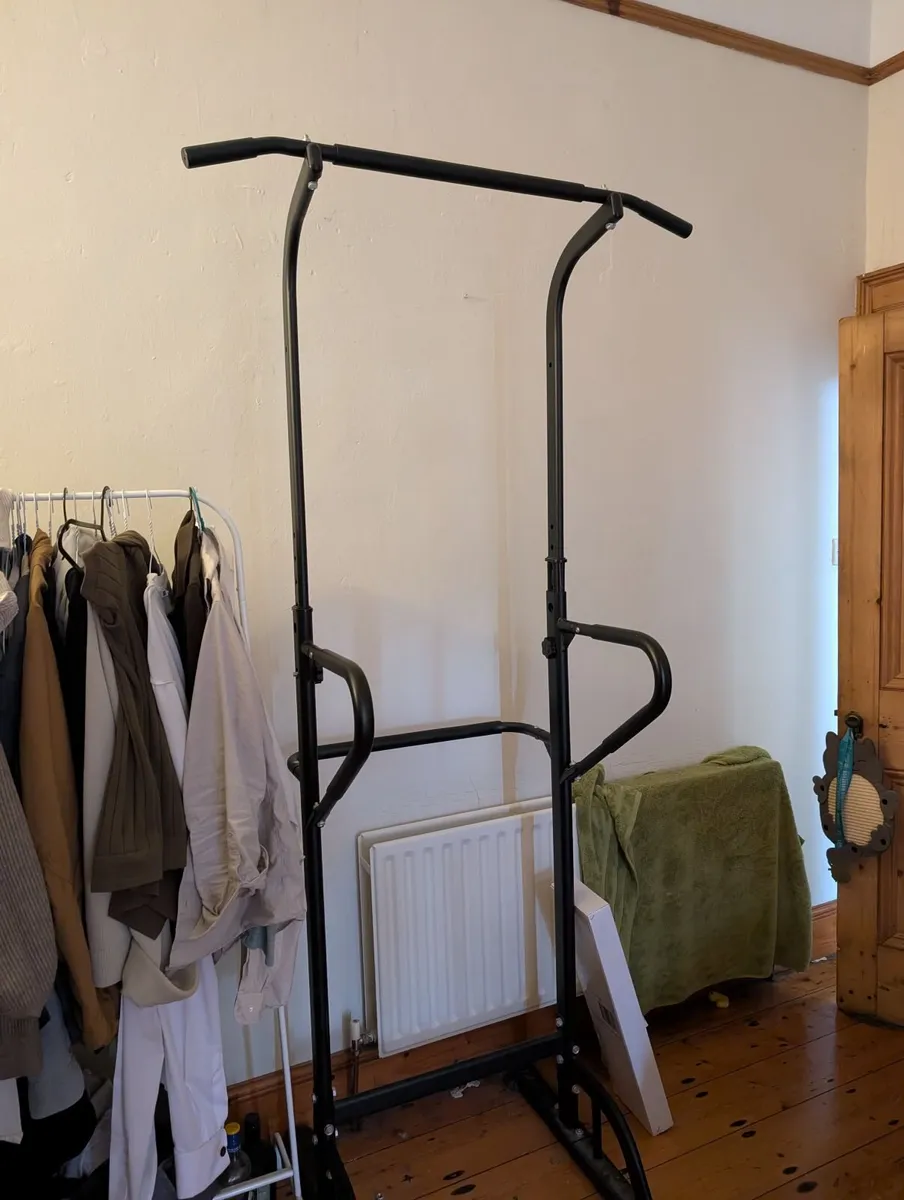 Pull Up Stand - Image 1