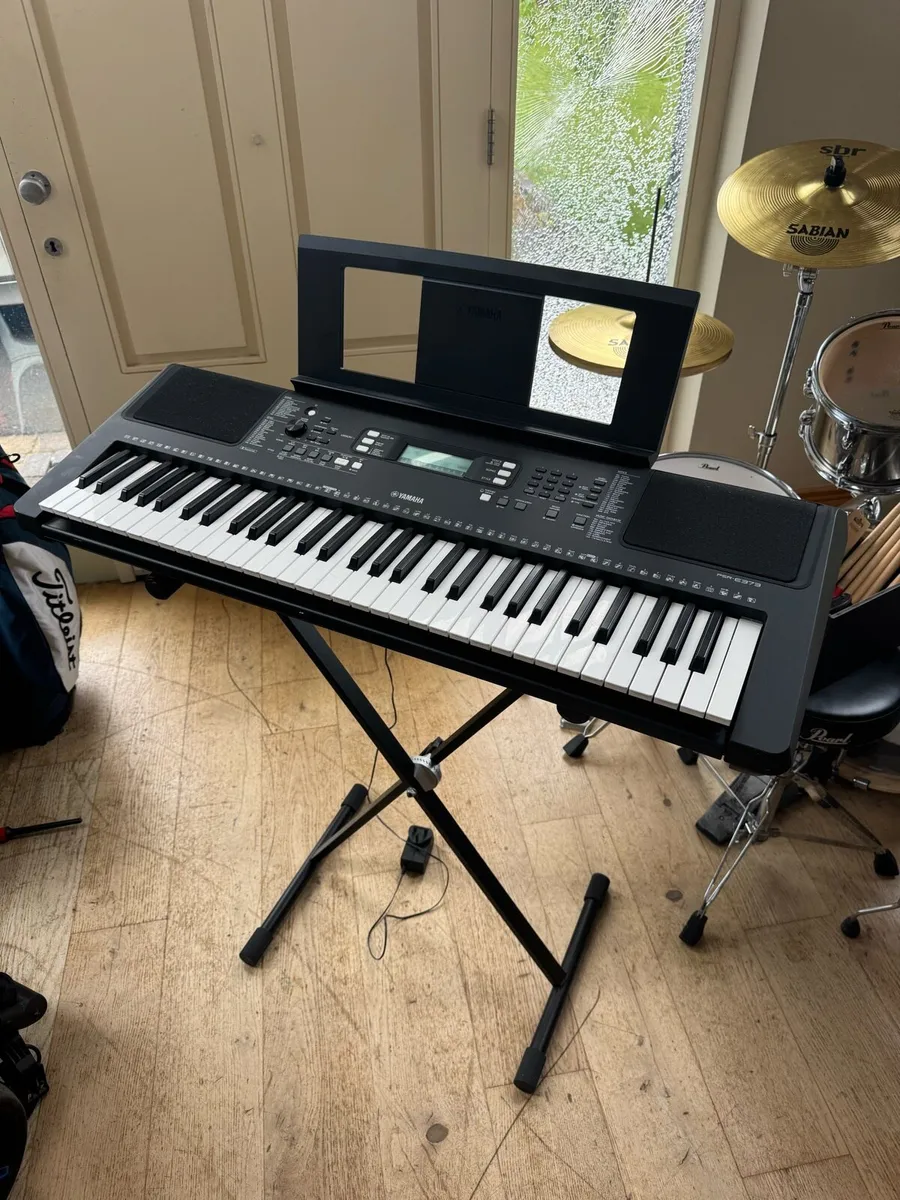 Yamaha PSR-E373 keyboard+stand-like new - Image 1