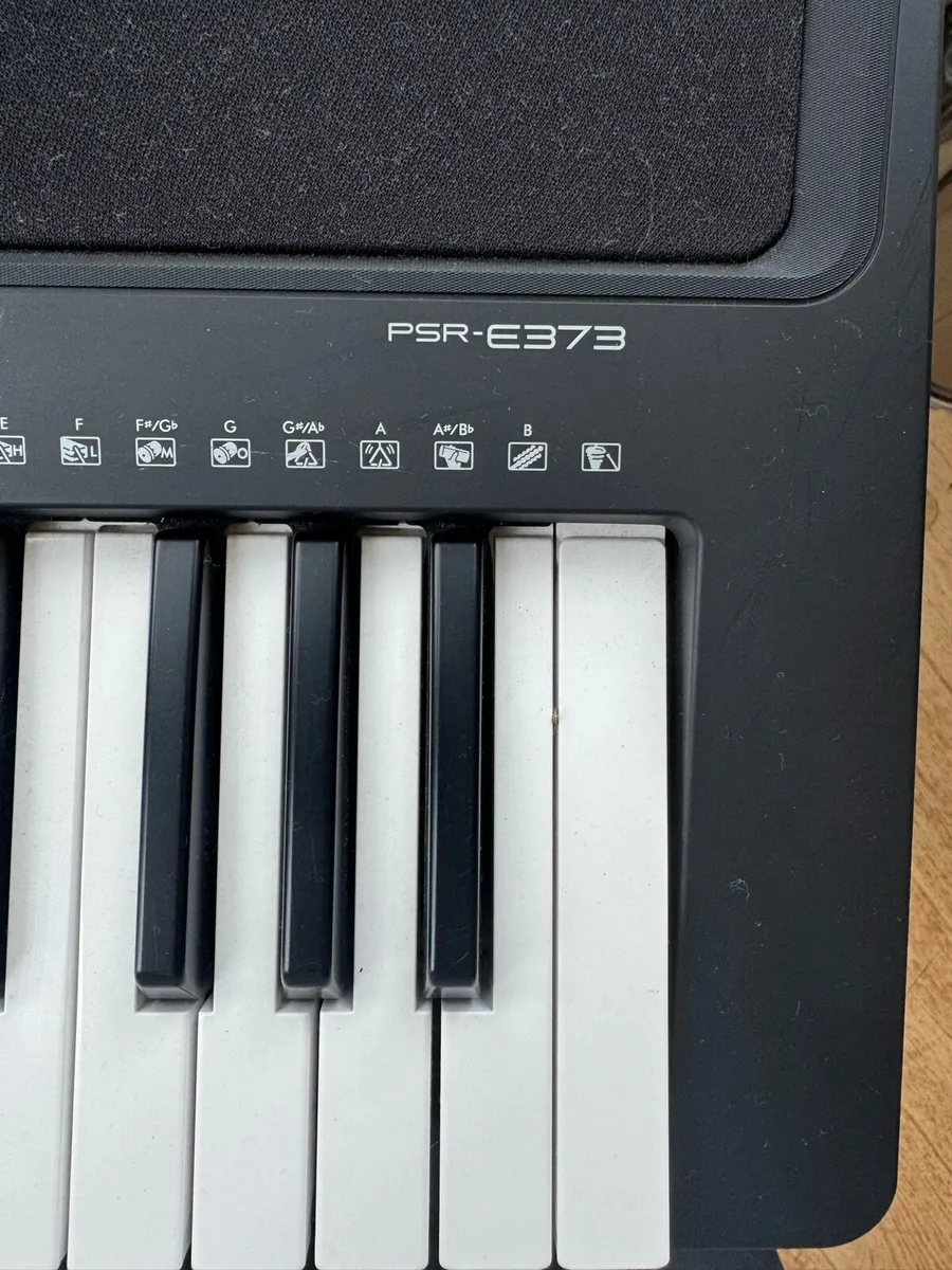 Yamaha PSR-E373 keyboard+stand-like new - Image 2