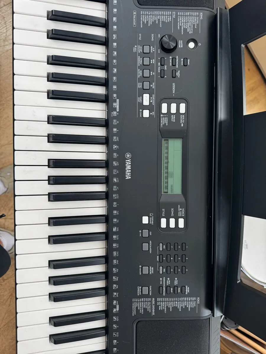 Yamaha PSR-E373 keyboard+stand-like new - Image 3