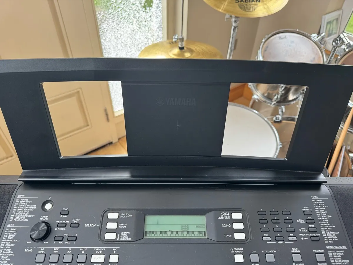 Yamaha PSR-E373 keyboard+stand-like new - Image 4