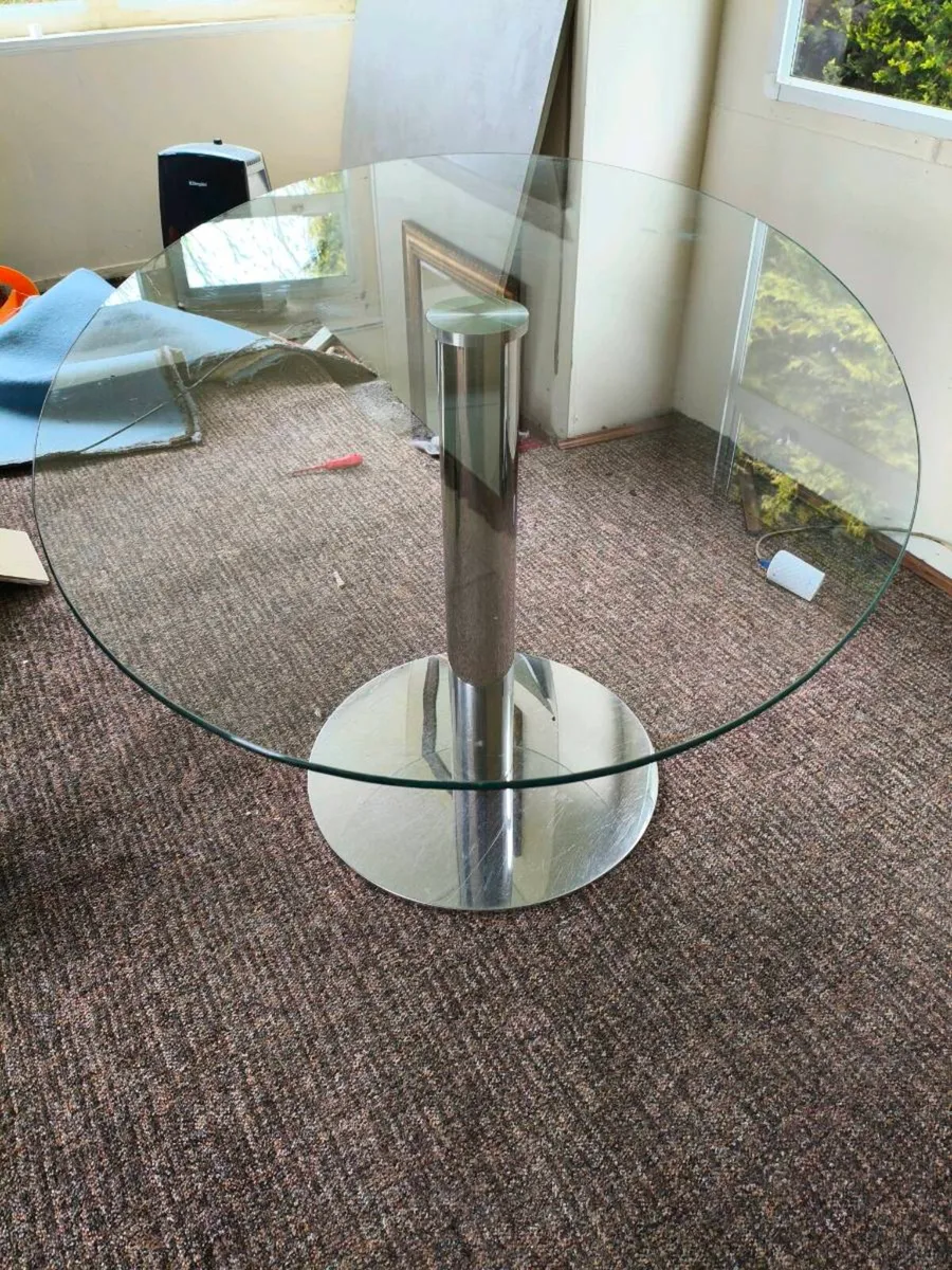 Beautiful glass oval table like new ,5 ft by 3 ft - Image 2