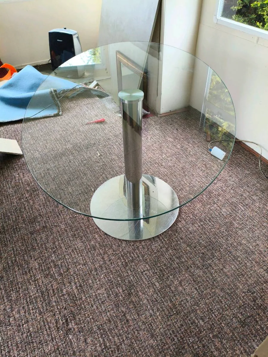 Beautiful glass oval table like new ,5 ft by 3 ft - Image 4