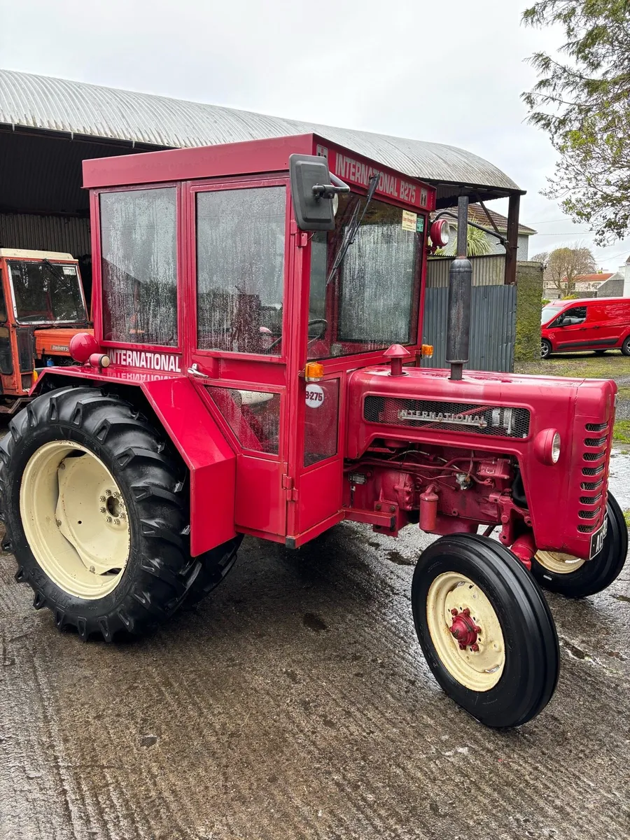 Vintage Tractor - International B275 - Image 1
