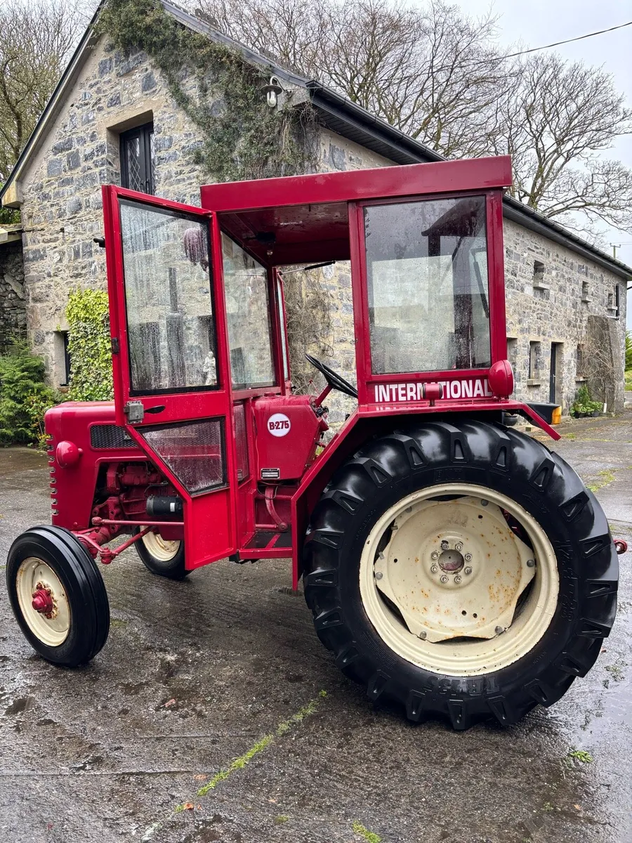 Vintage Tractor - International B275 - Image 2