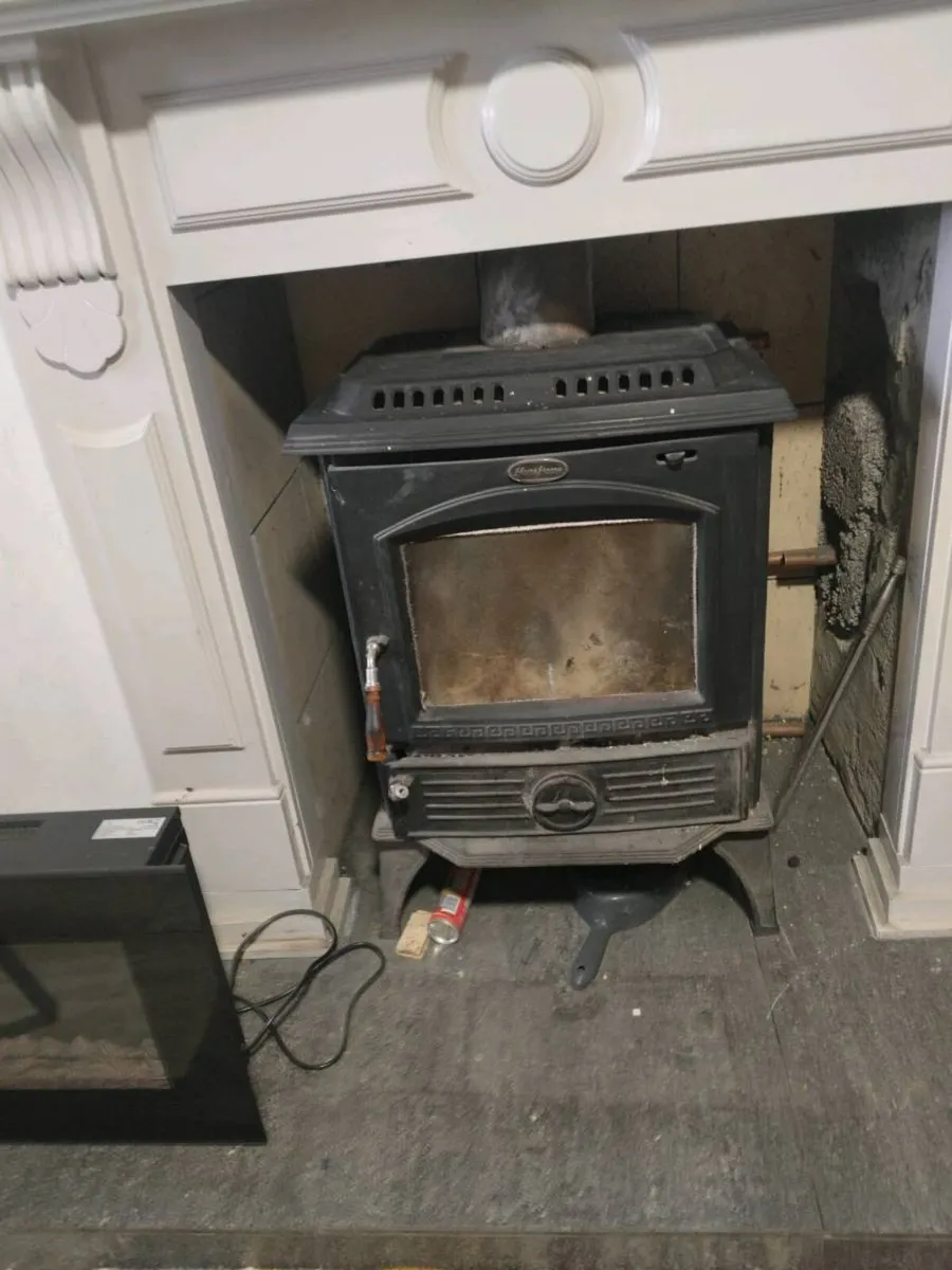 Multi fuels stove with back boiler - Image 1