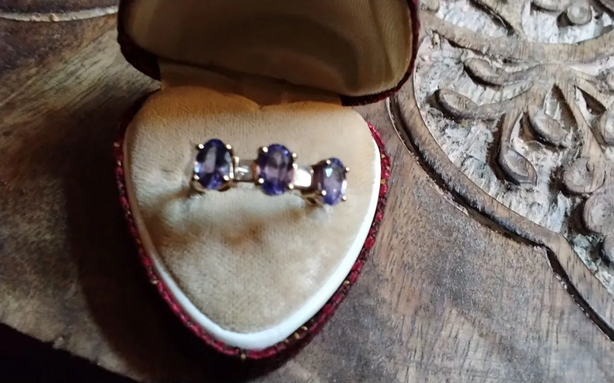 9ct Gold tanzanite & diamond trilogy ring size O - Image 2