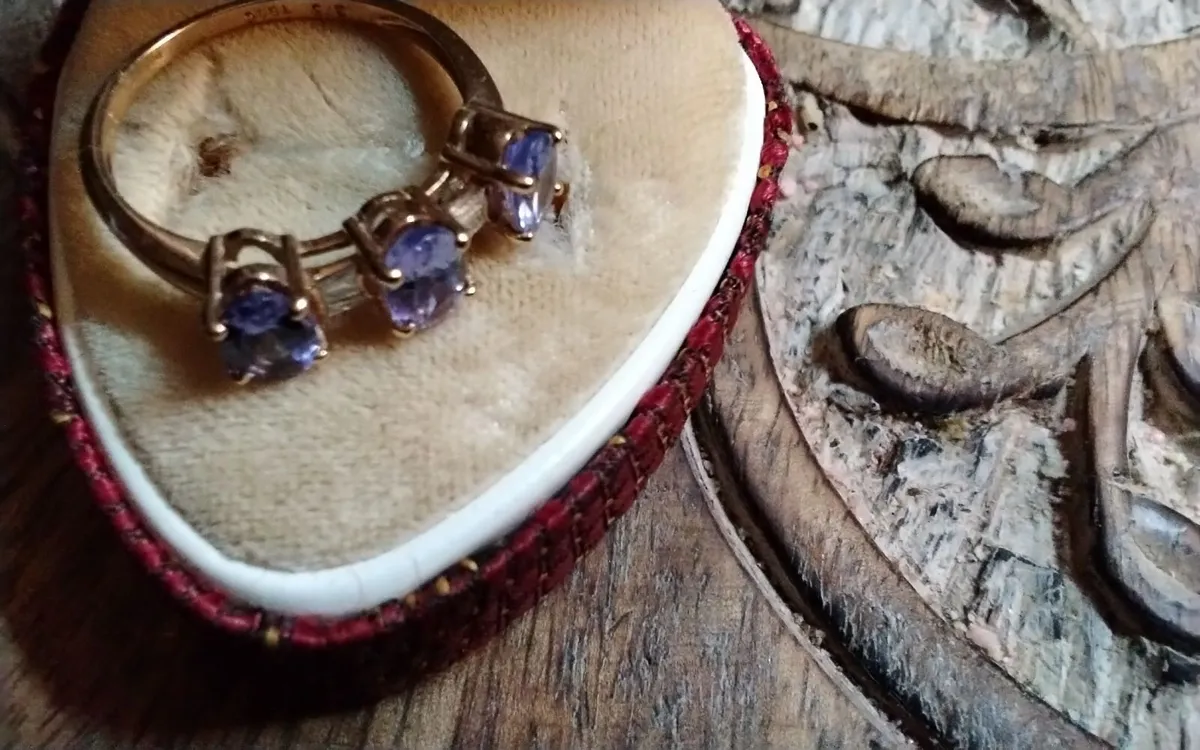 9ct Gold tanzanite & diamond trilogy ring size O - Image 3