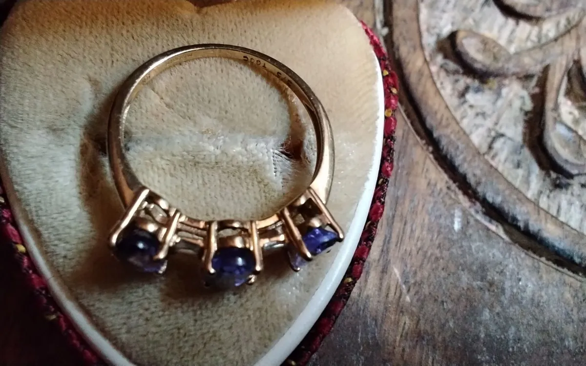 9ct Gold tanzanite & diamond trilogy ring size O - Image 4