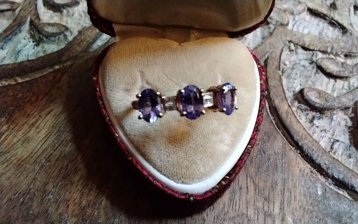 9ct Gold tanzanite & diamond trilogy ring size O - Image 1