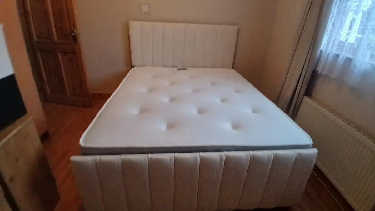 Queen beds - Image 1