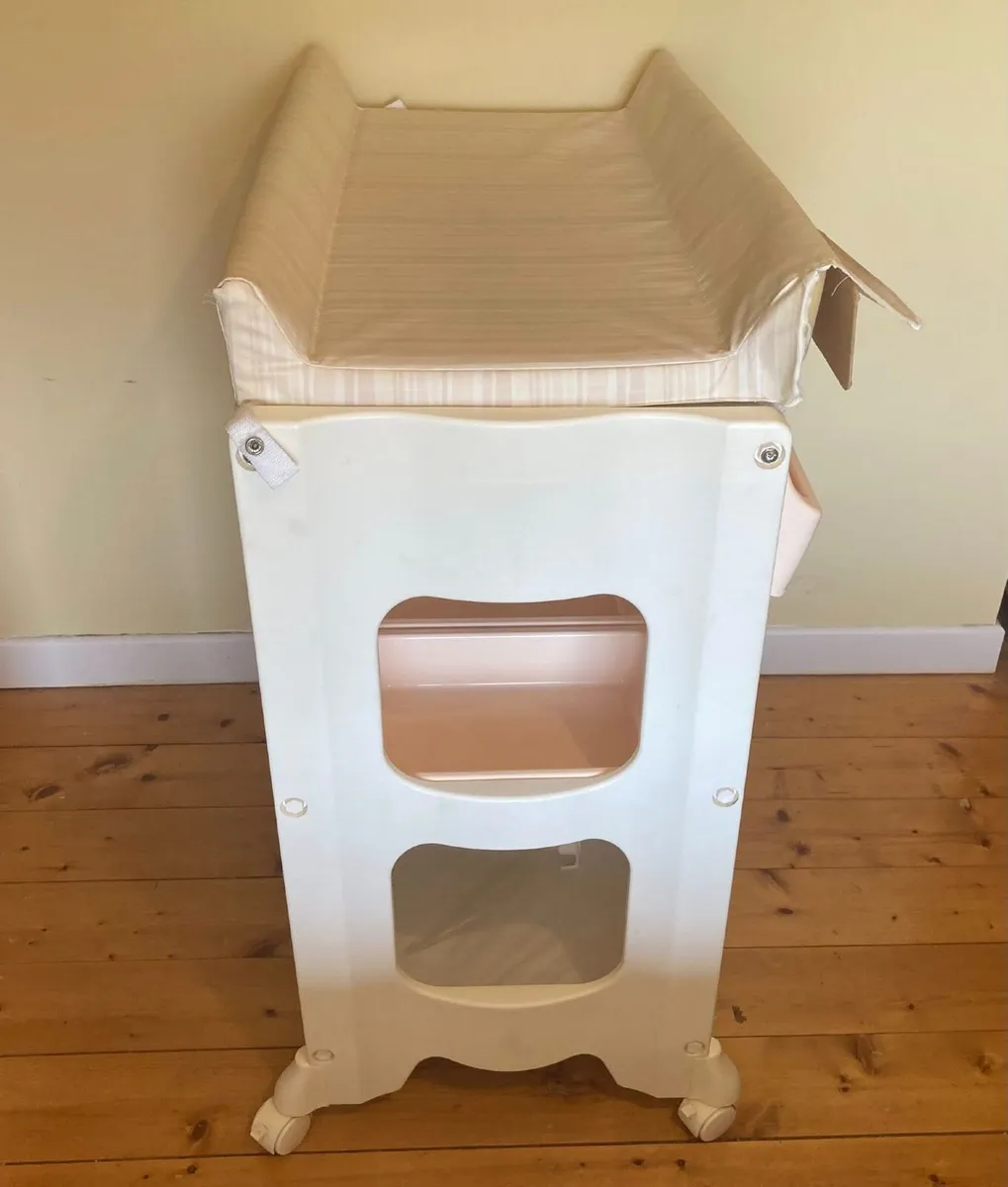 Babylo Changing Station with Built-In Bath - Image 3