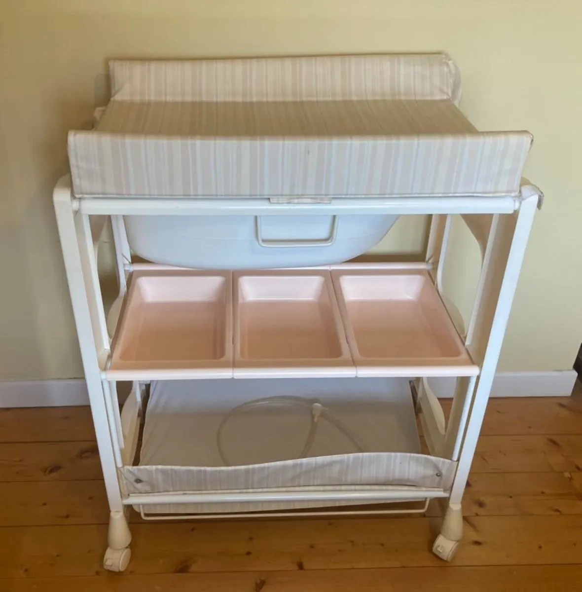 Babylo Changing Station with Built-In Bath - Image 4