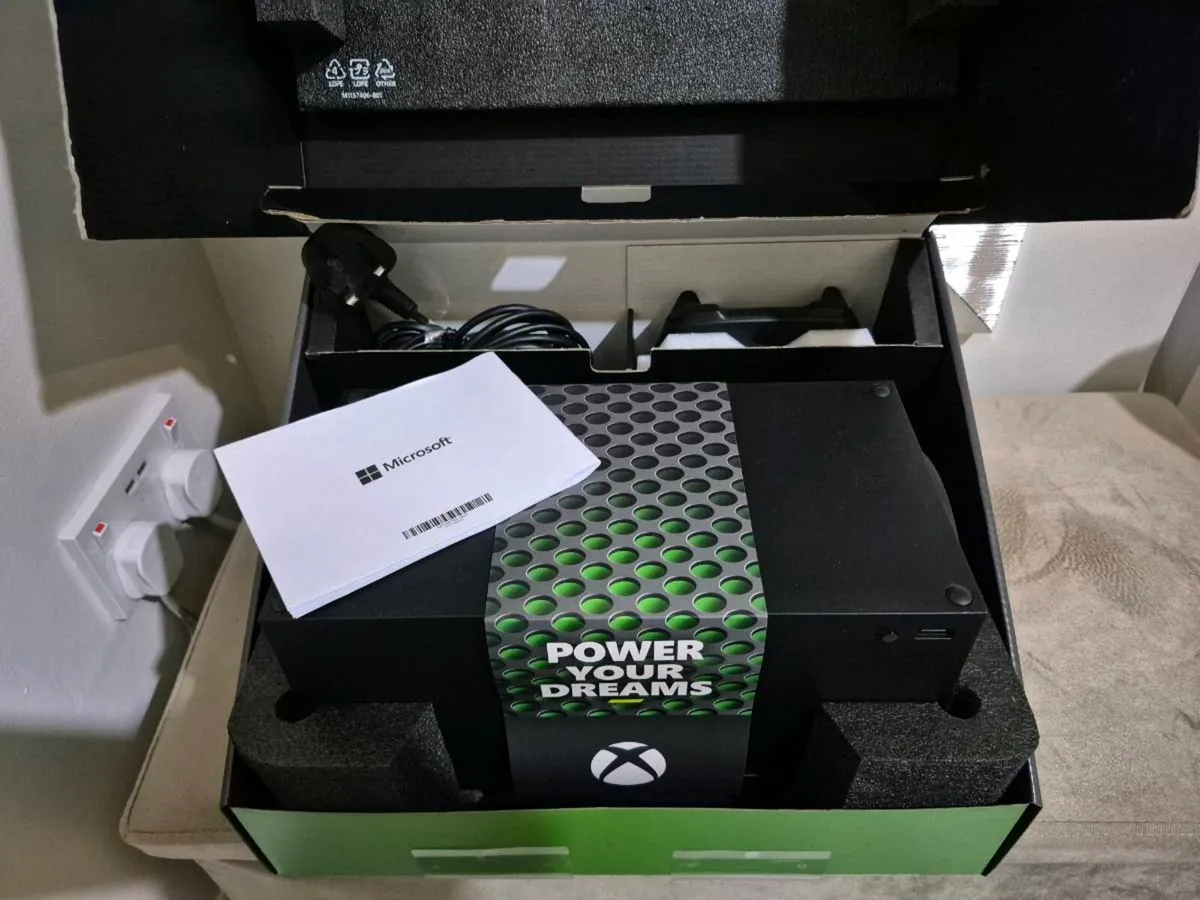Xbox Series X 1TB -Boxed,Carry Case,Battery Packs - Image 3