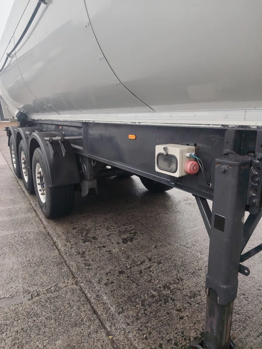 2012 Insulated Aggregate tipping trailer Kelburg - Image 4