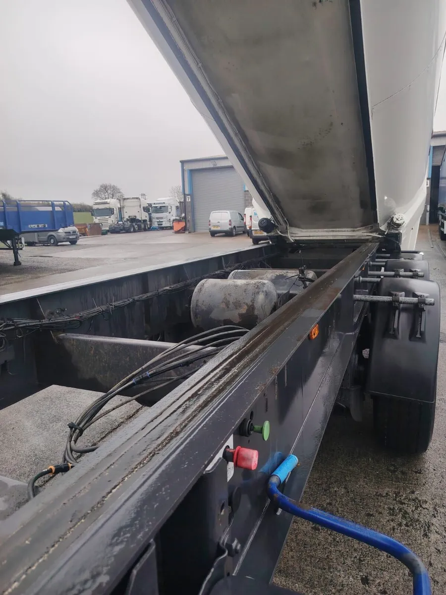 2012 Insulated Aggregate tipping trailer Kelburg - Image 3