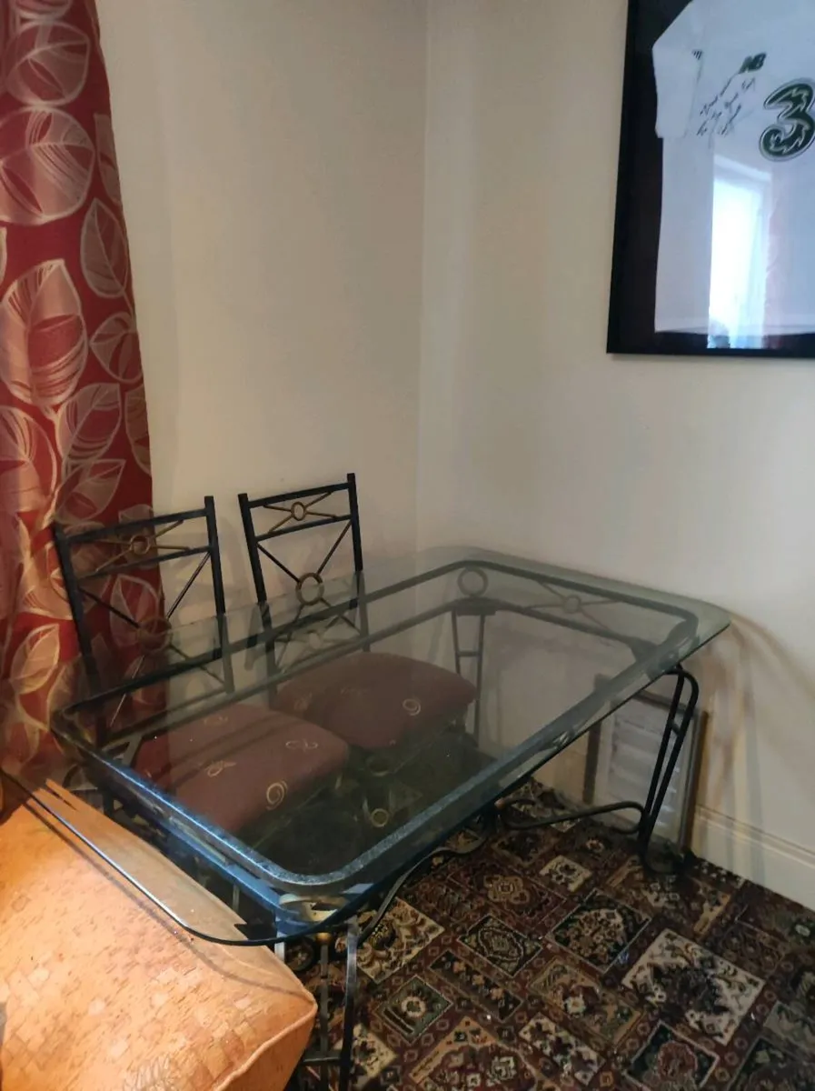 Wrought iron table and 6 chairs - Image 1