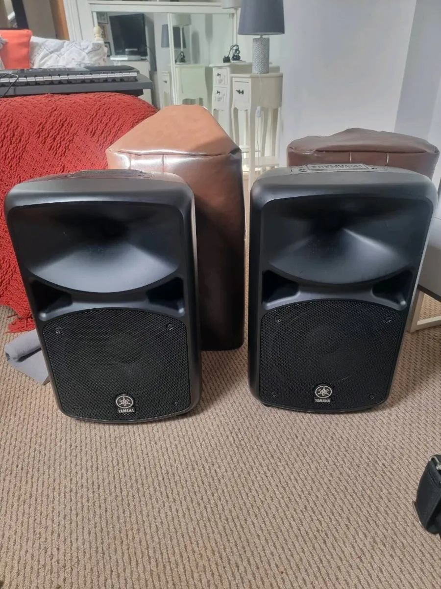 Yamaha stagepass 600i with speaker stands - Image 2