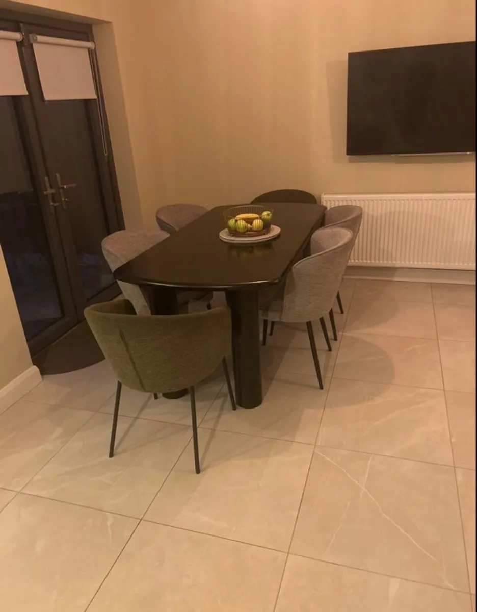 Dining table - Image 1