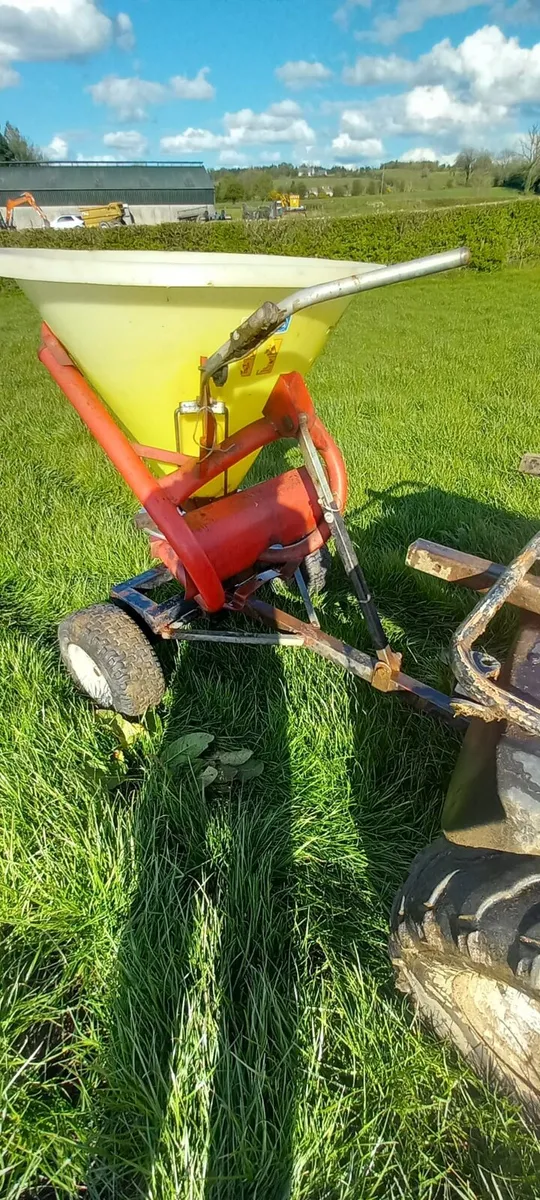 Quad fertiliser spreader - Image 2