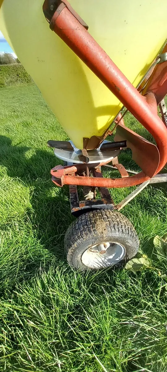 Quad fertiliser spreader - Image 3