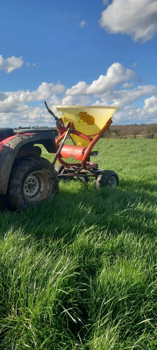 Quad fertiliser spreader - Image 1