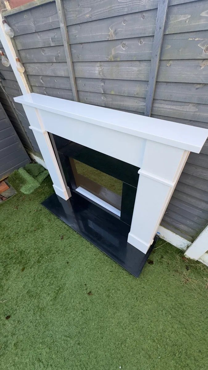 Electric fireplace with marble surround - Image 3