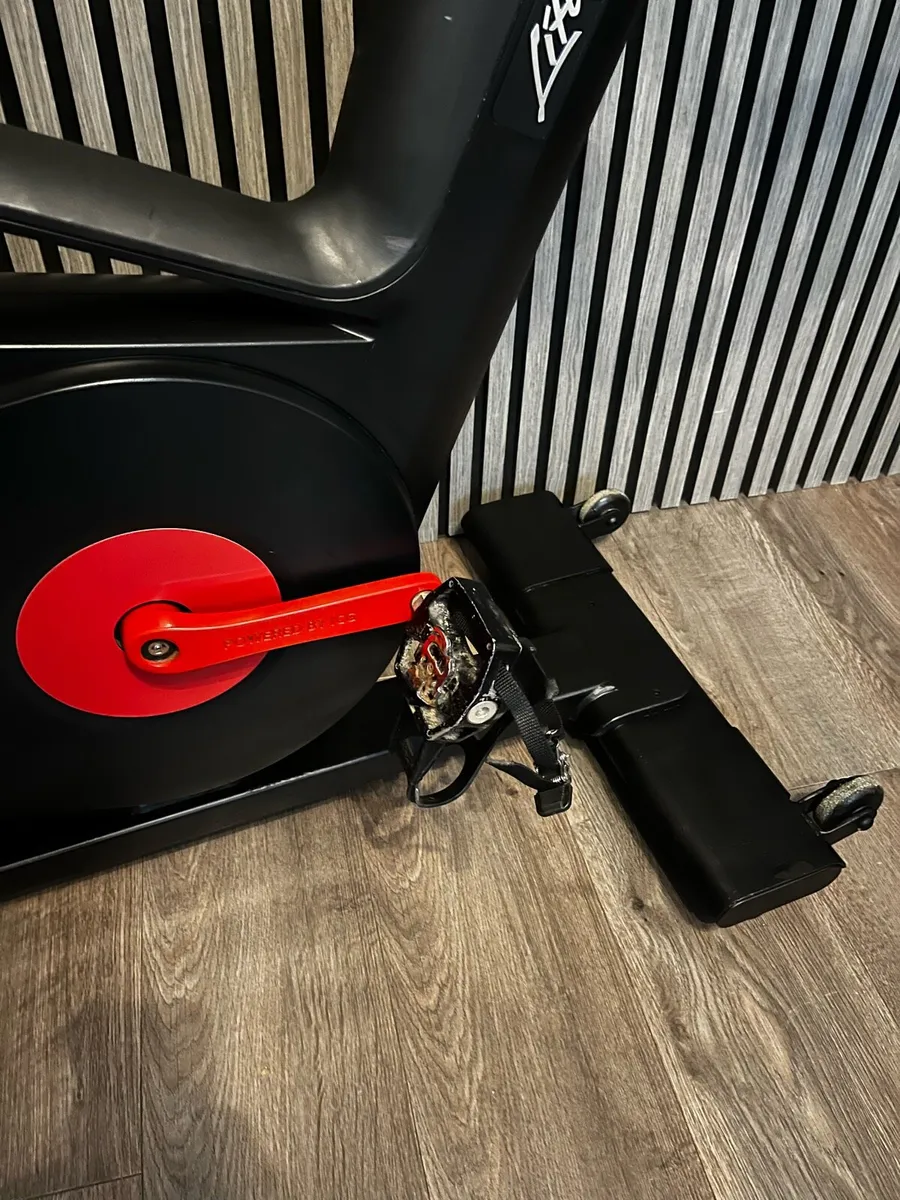 Life fitness iC6 commercial spin bike - Image 3