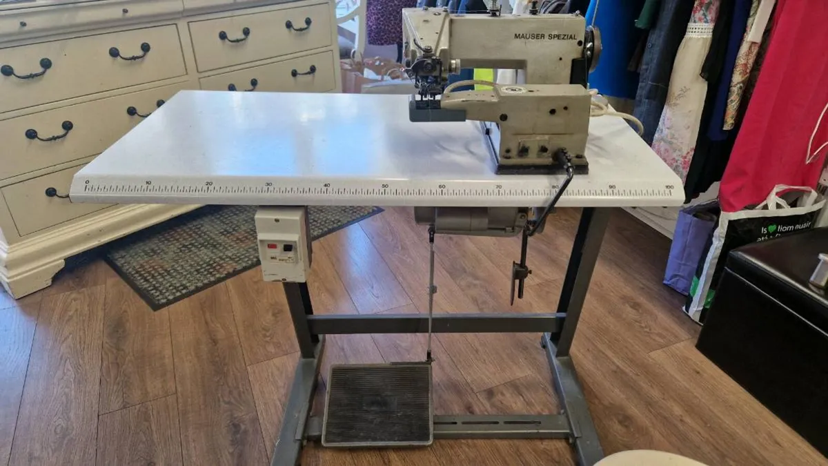 Blind stitch industrial sewing machine - Image 1