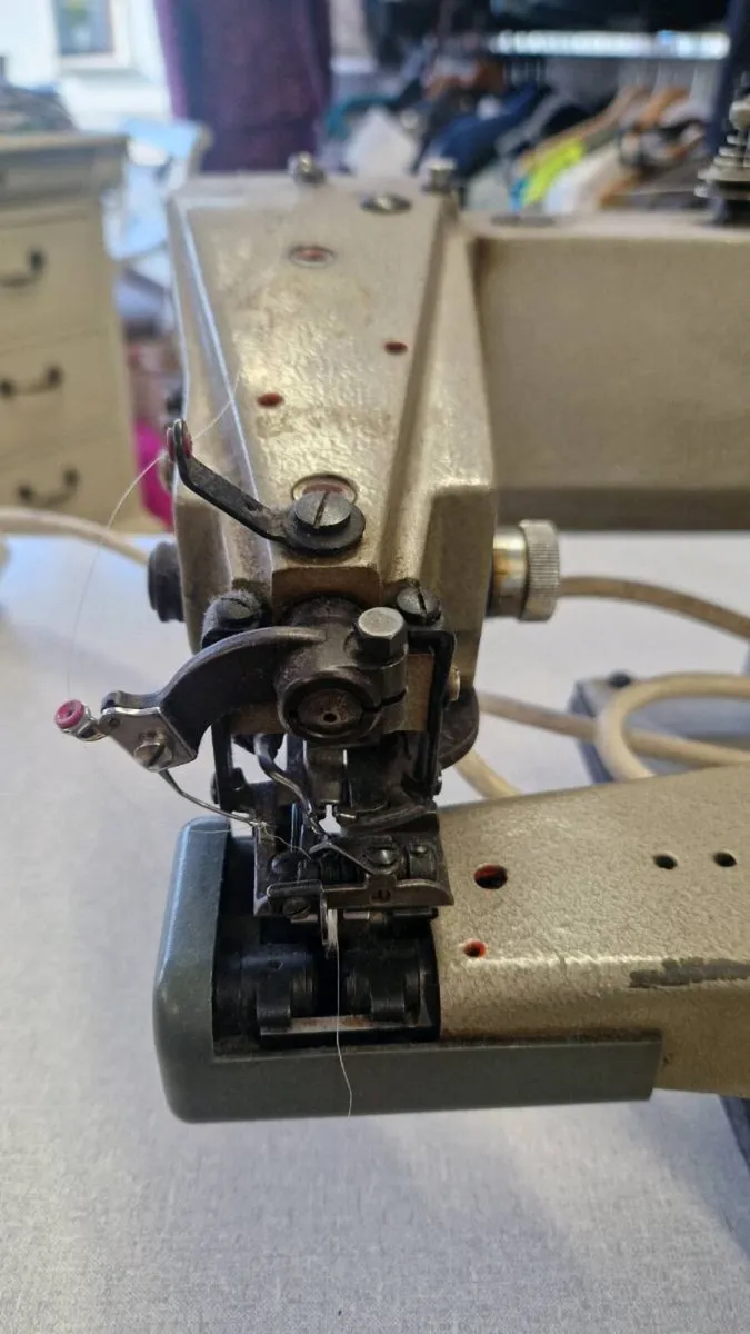 Blind stitch industrial sewing machine - Image 2