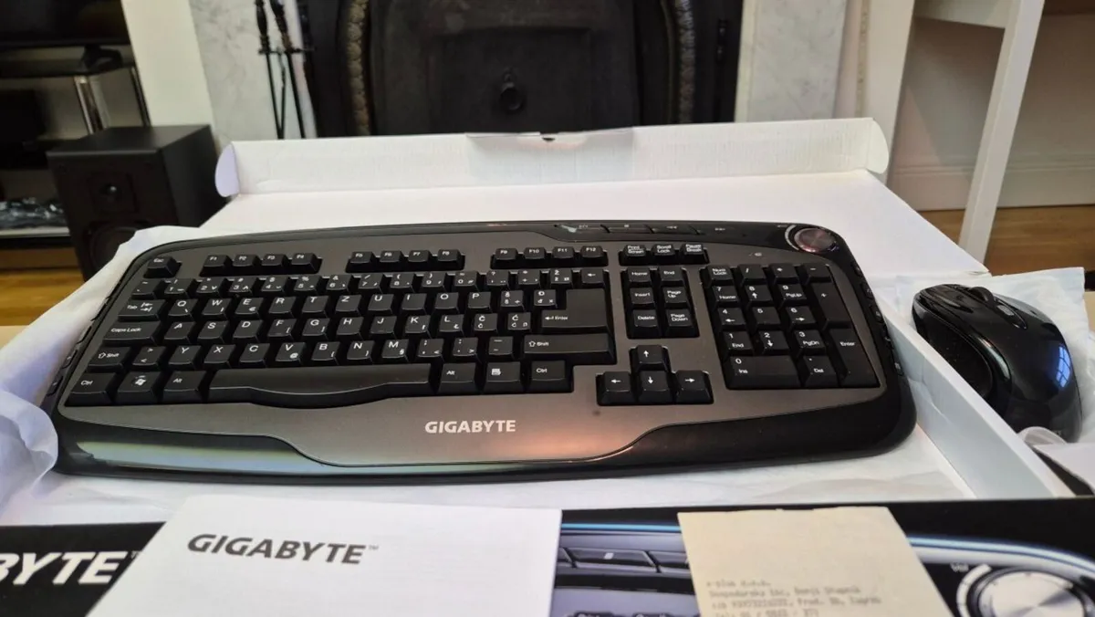 Gigabyte KM7600 wireless keyboard & mouse combo - Image 1