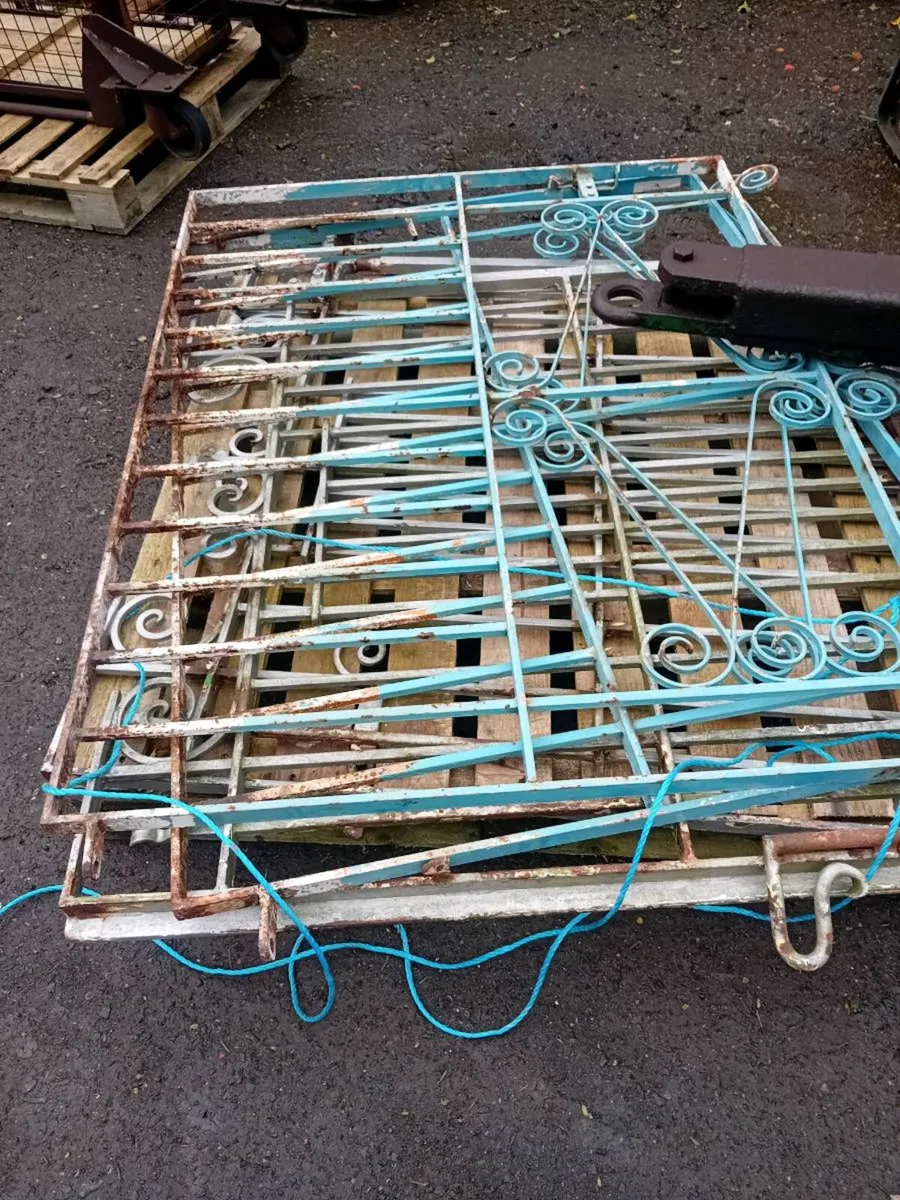 2 sets of 10ft gates - Image 2