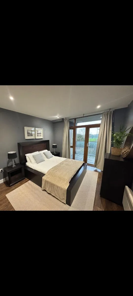 Bed, dresser, 2 bedside lockers - Image 1