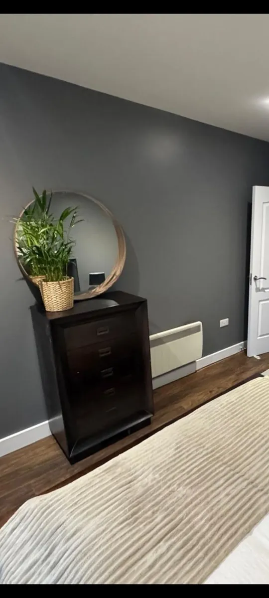 Bed, dresser, 2 bedside lockers - Image 2