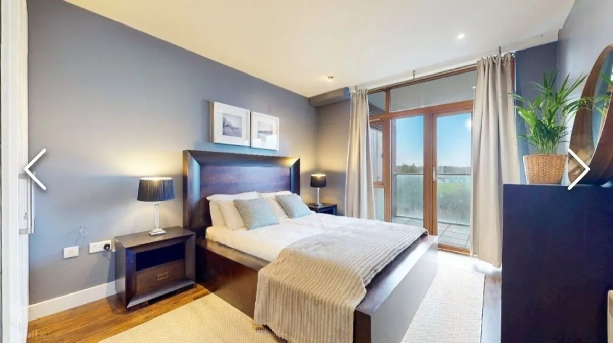 Bed, dresser, 2 bedside lockers - Image 4