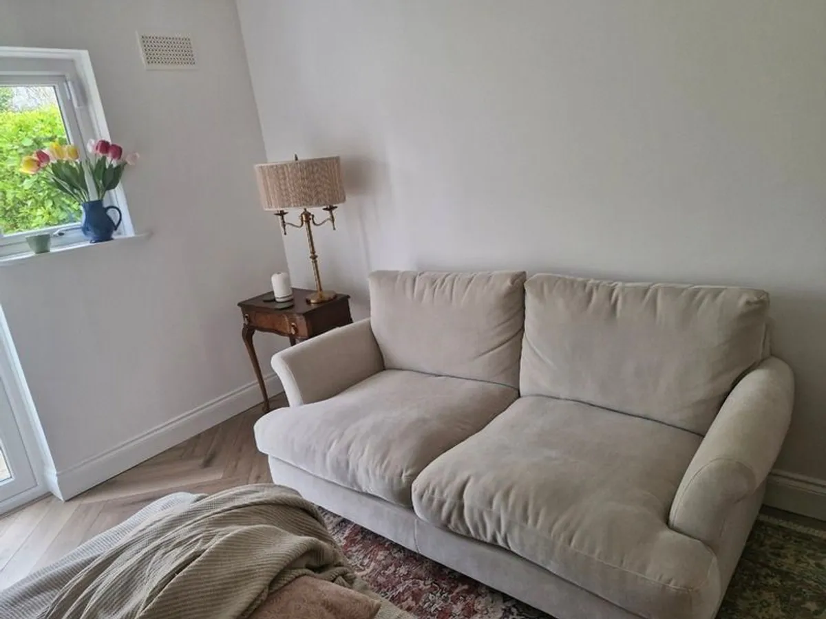 Like New Diamond Furniture Large 4 Seater Ecru Lydia Sofa - Image 4