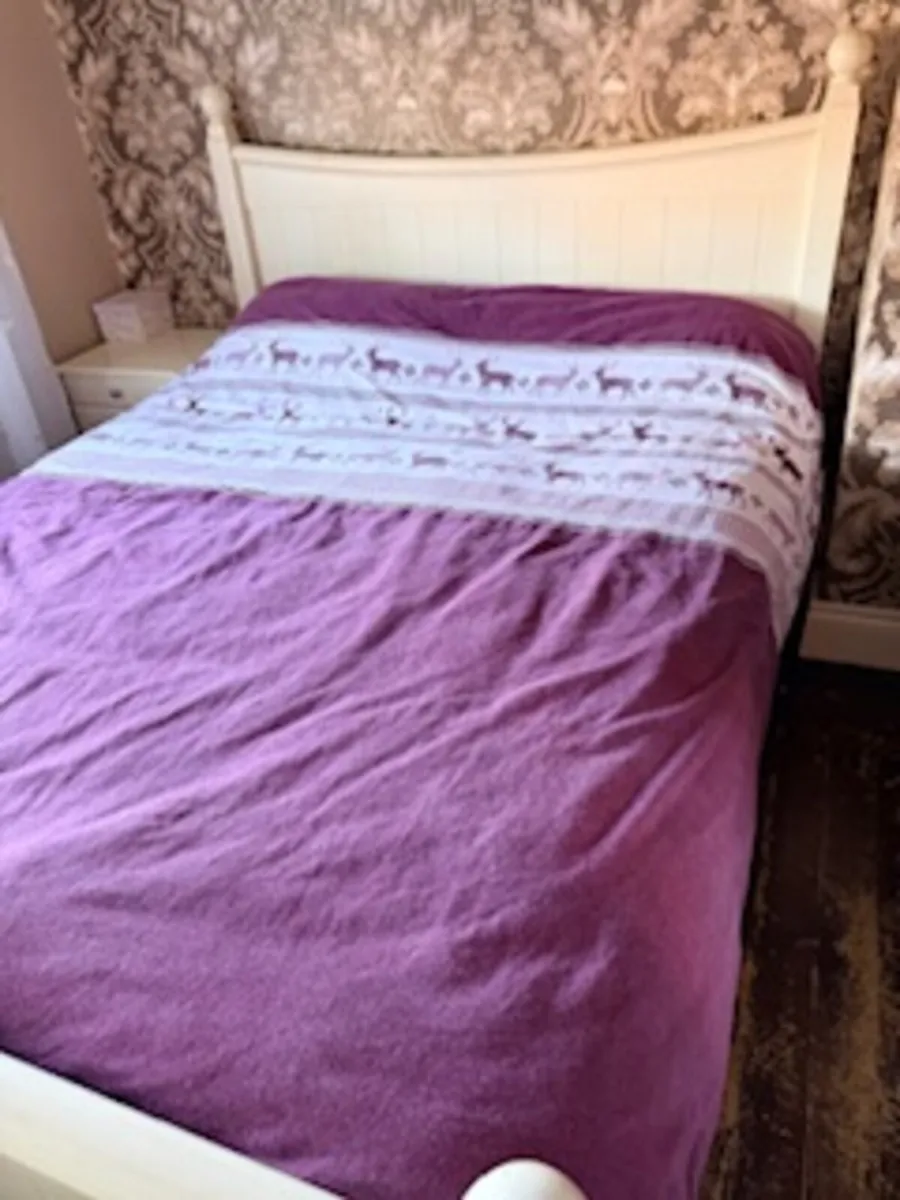 King size Bedroom set, two lockers wardrobe etc - Image 1