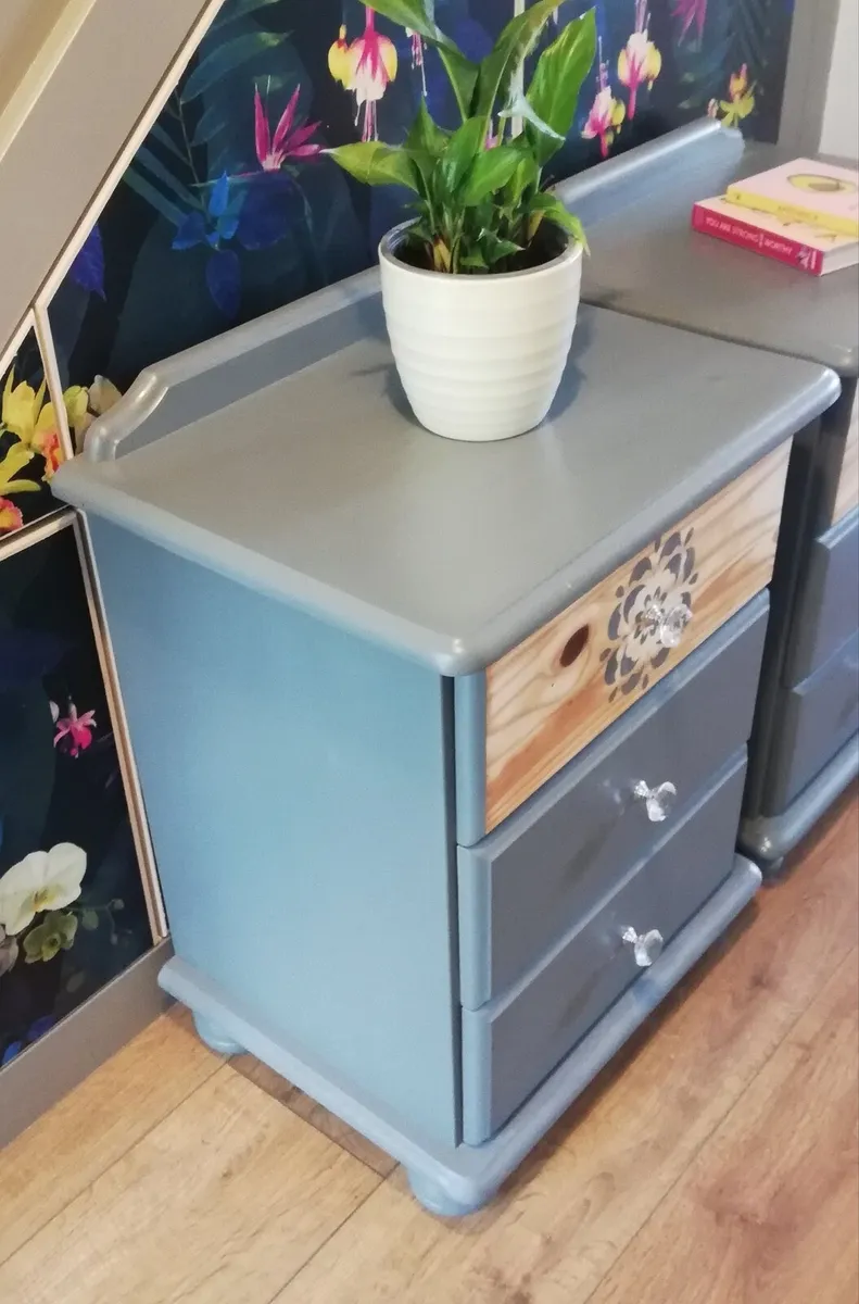 Matching pair of 3 drawer bedside Lockers - Image 3