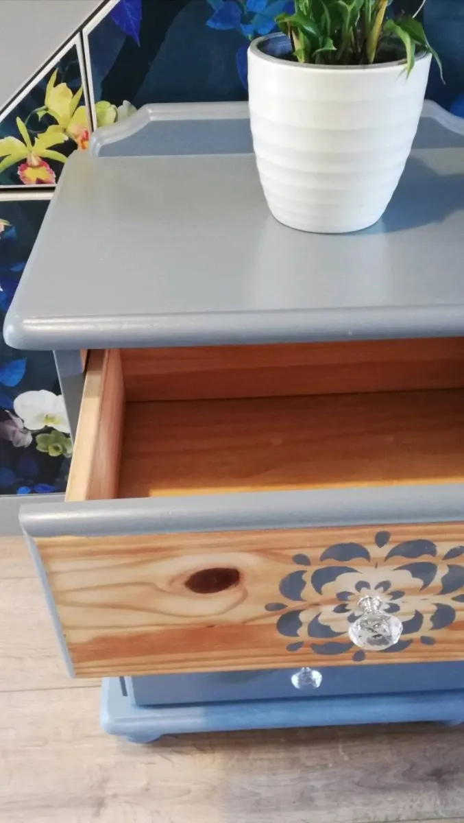 Matching pair of 3 drawer bedside Lockers - Image 4