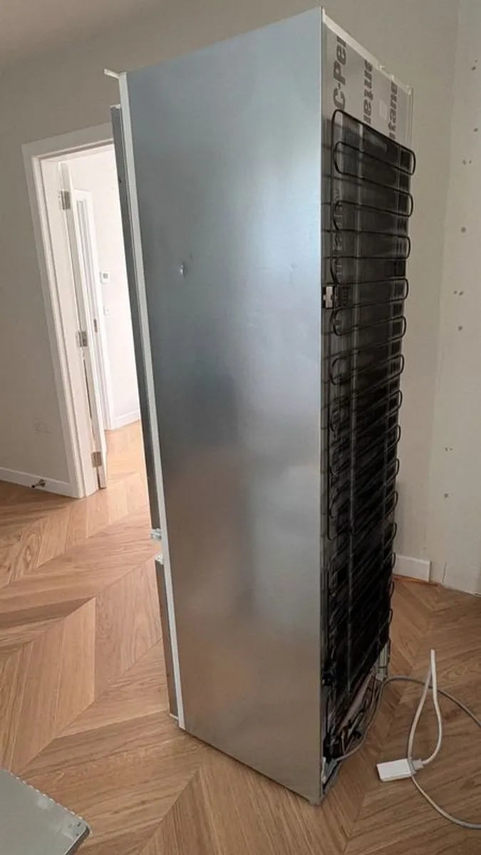 Bosch Series 4 KIV86VSE0G Built in Fridge Freezer Excellent condition Dublin Collection - Image 4