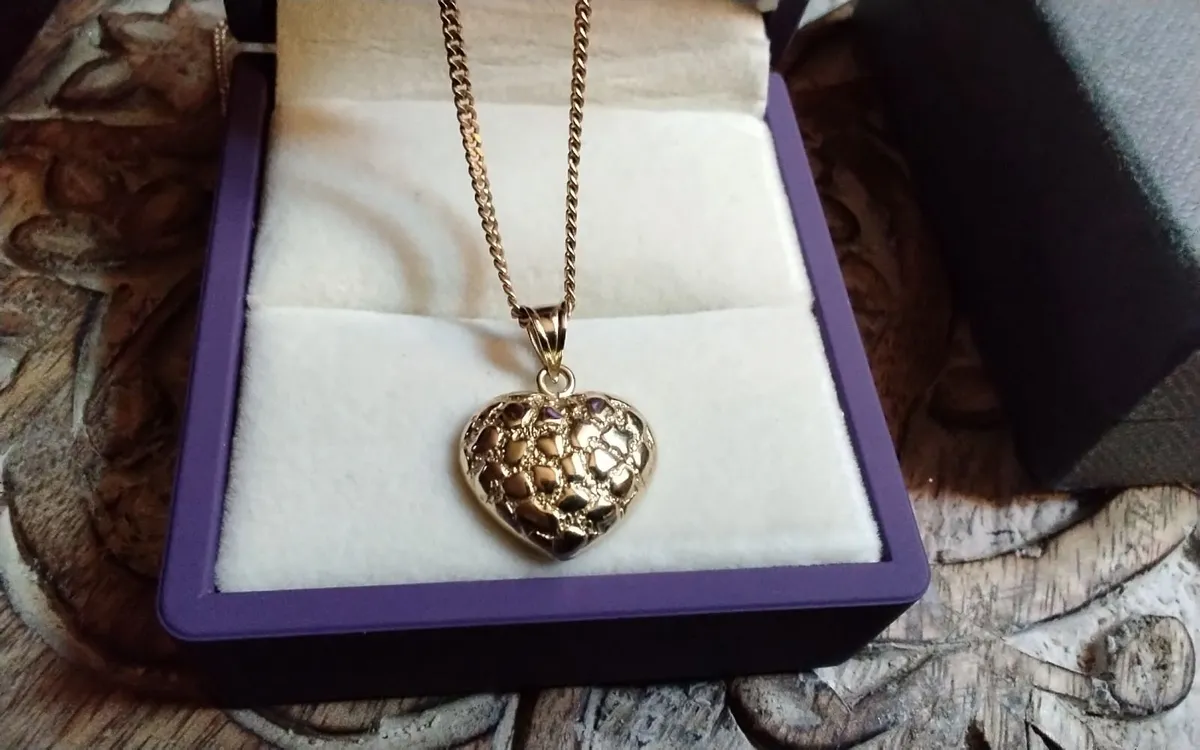 9ct yellow gold pebble heart pendant 18" as new - Image 2