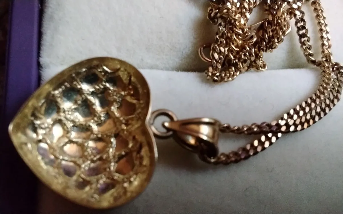 9ct yellow gold pebble heart pendant 18" as new - Image 3