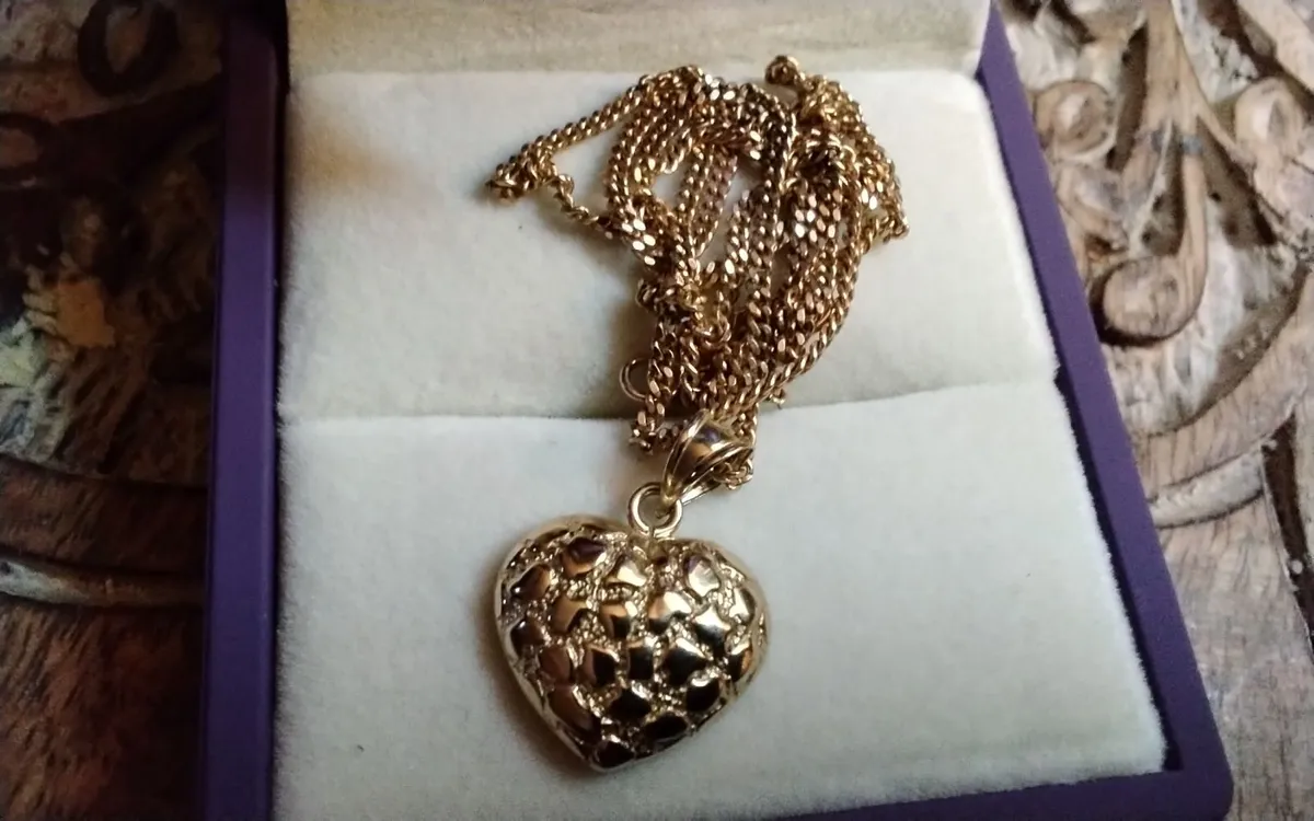 9ct yellow gold pebble heart pendant 18" as new - Image 1