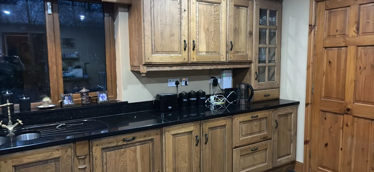 Very large Pippy Oak kitchen with Granite worktops - Image 4