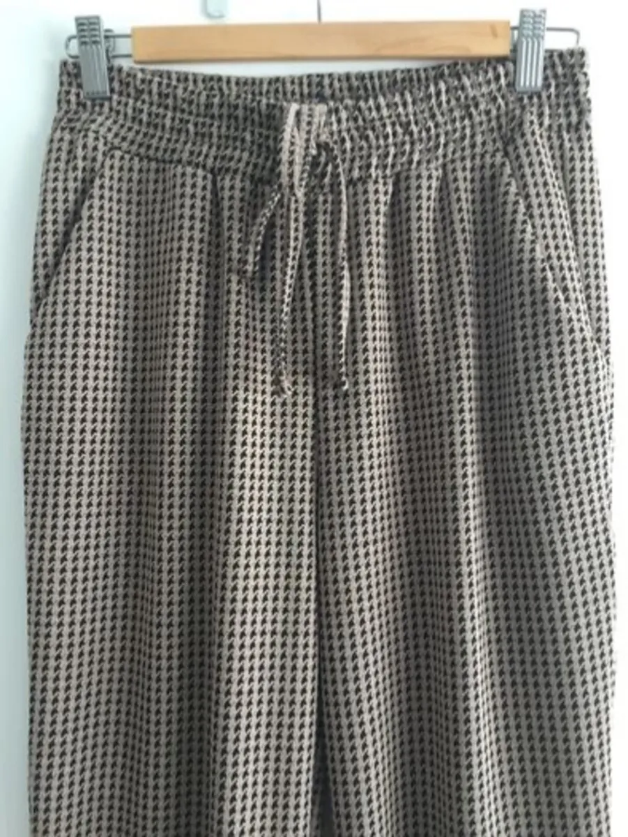 BNWT Brown/Grey Checkered Trousers: Size10 - Image 3