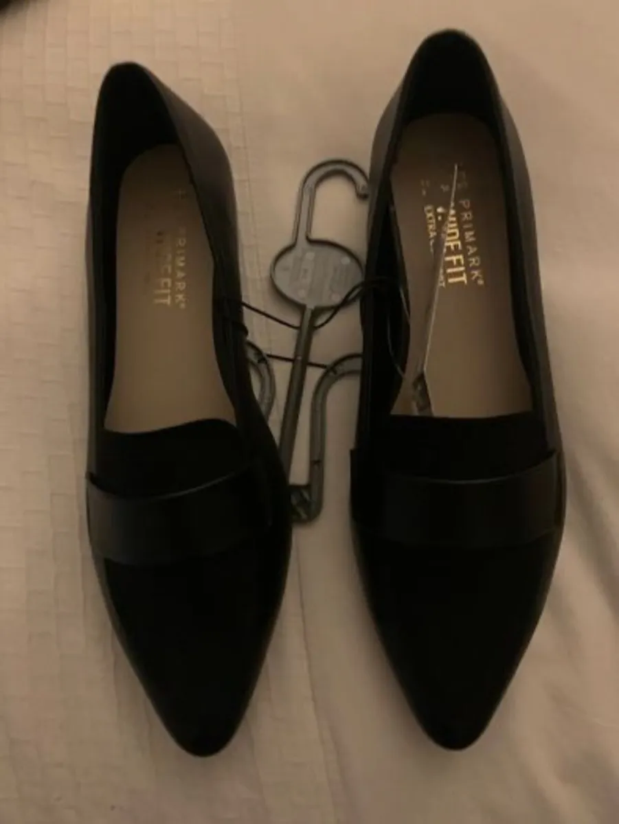 NEW Ladies Sandals and Shoes and Slippers: Size 5 - Image 3